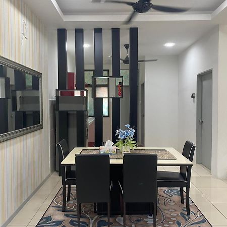 Klia Redza Homestay Kota Warisan Malay Only Sepang Bagian luar foto