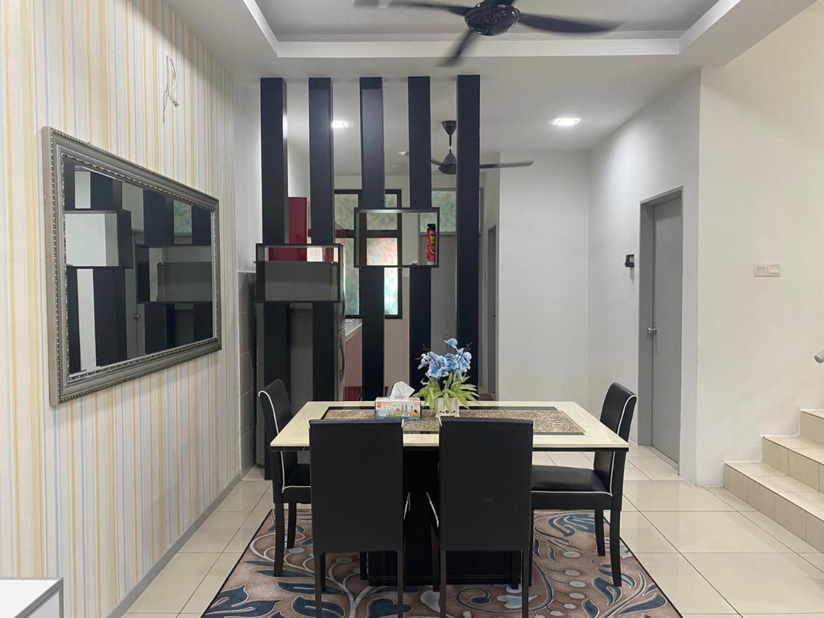 Klia Redza Homestay Kota Warisan Malay Only Sepang Bagian luar foto